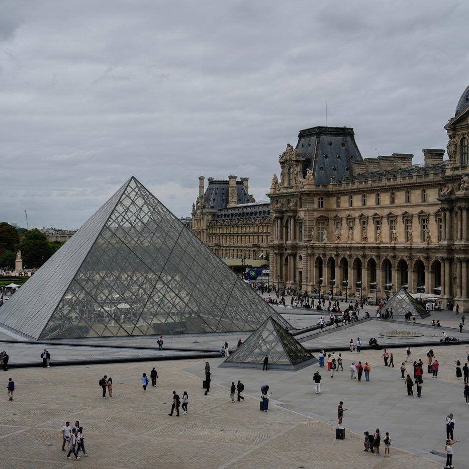 Louvre to remain closed one day after jewel heist